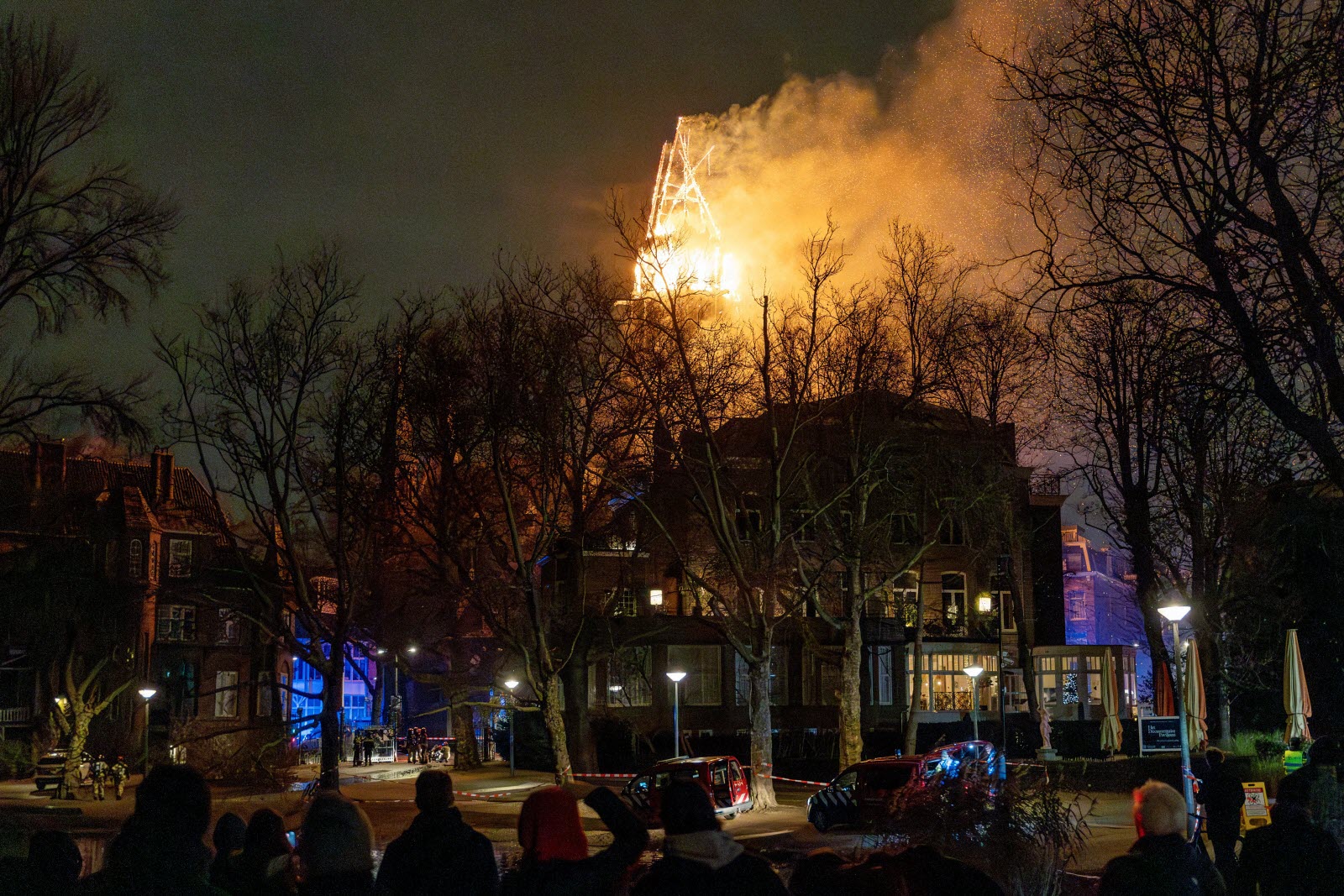 Une église historique d’Amsterdam réduite en cendres lors d’un Nouvel An sanglant