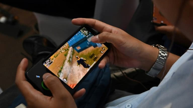 Les Français passent plus de quatre heures quotidiennement devant les écrans : une tendance inquiétante