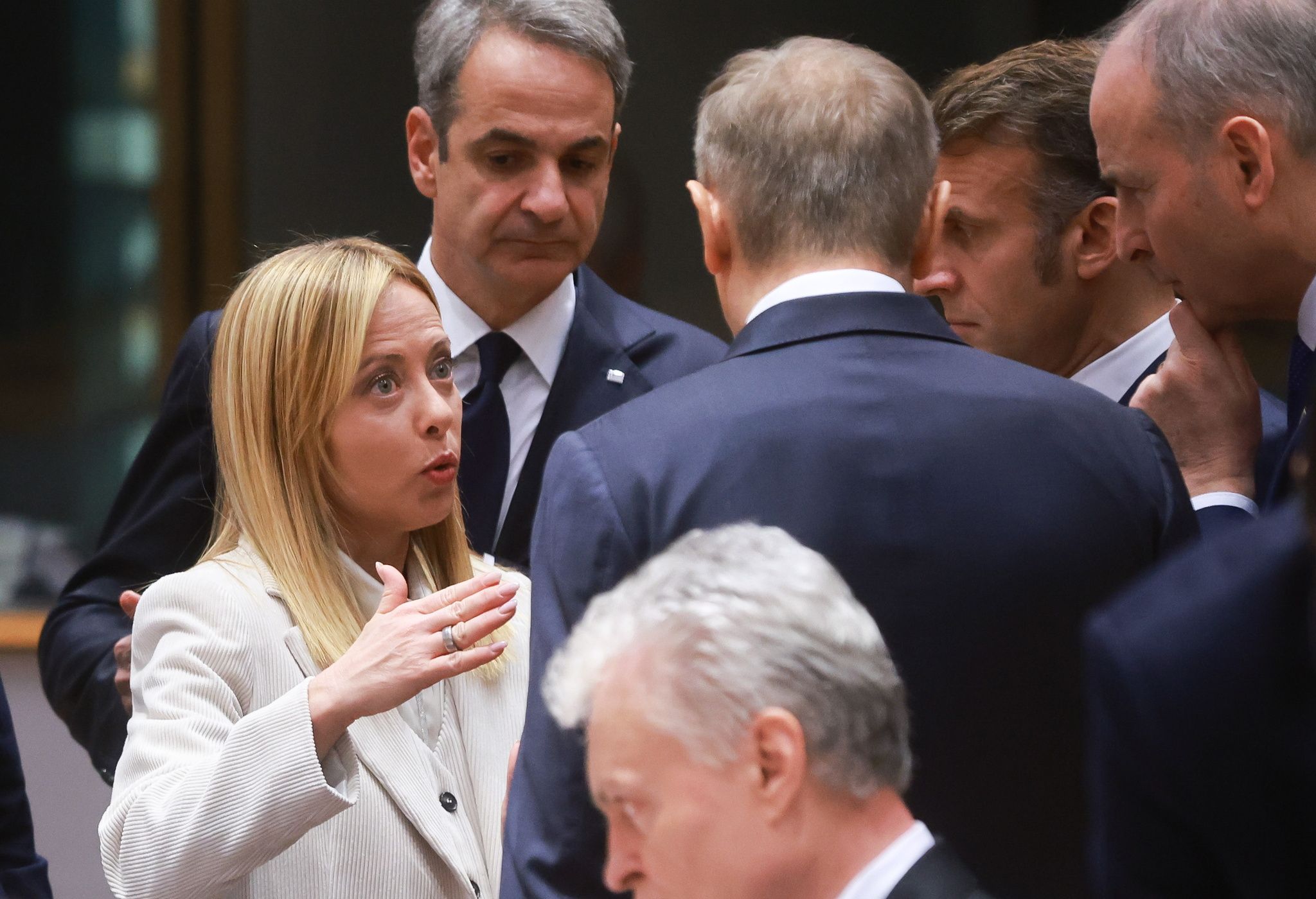 Meloni condamne l&rsquo;État français pour avoir abrité des groupes extrémistes : une critique qui aggrave la crise économique