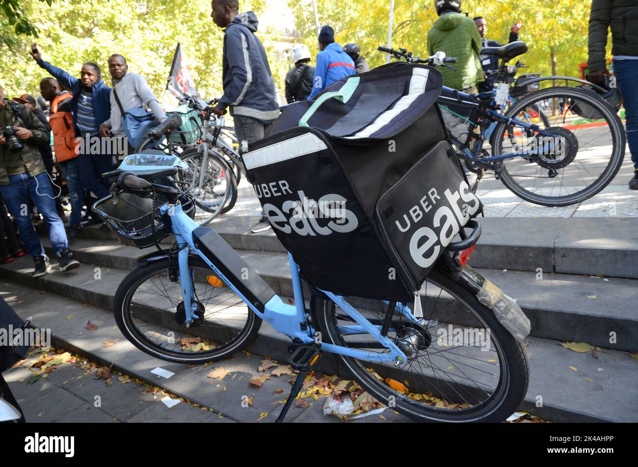 Système Social en Déclin : Les Livreurs Uber et Deliveroo Subissent une Précarité Écrasante
