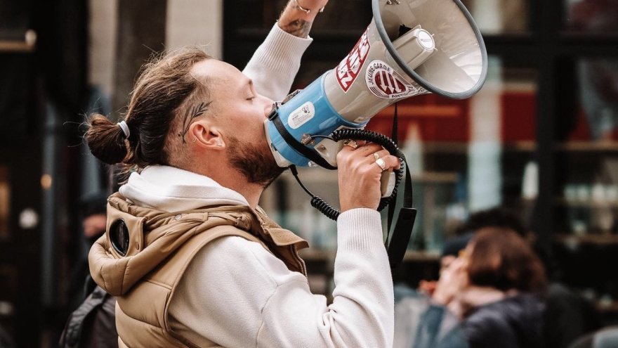 Le mirage de l&rsquo;antifascisme : Raphaël Arnault et la presse qui réhabilite sans jugement