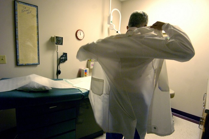 Montréal : Un médecin en déguisement est accusé d’avoir pratiqué un avortement clandestin à l’aide de brochettes