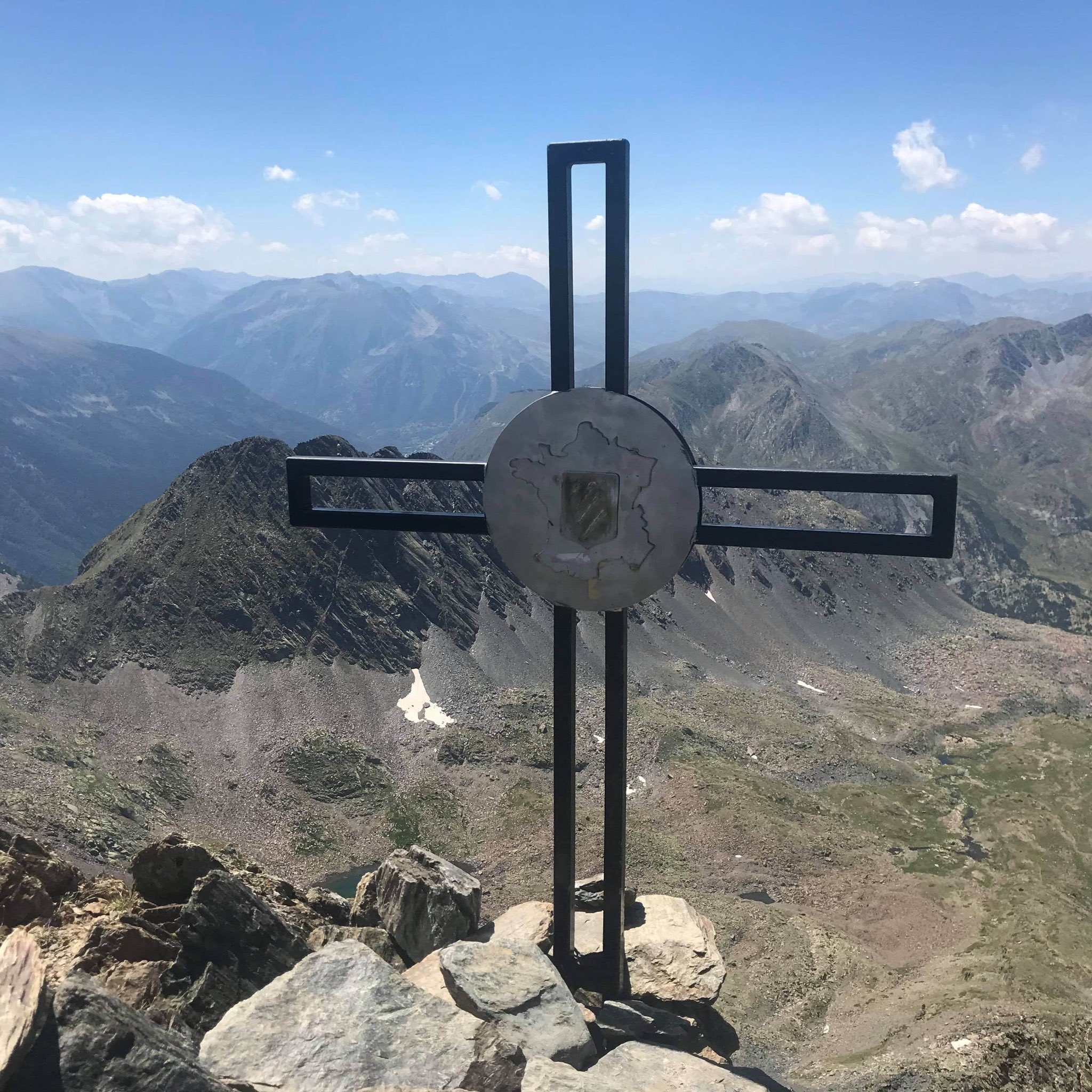 Une croix des Pyrénées réinstallée par un adolescent après avoir été volée