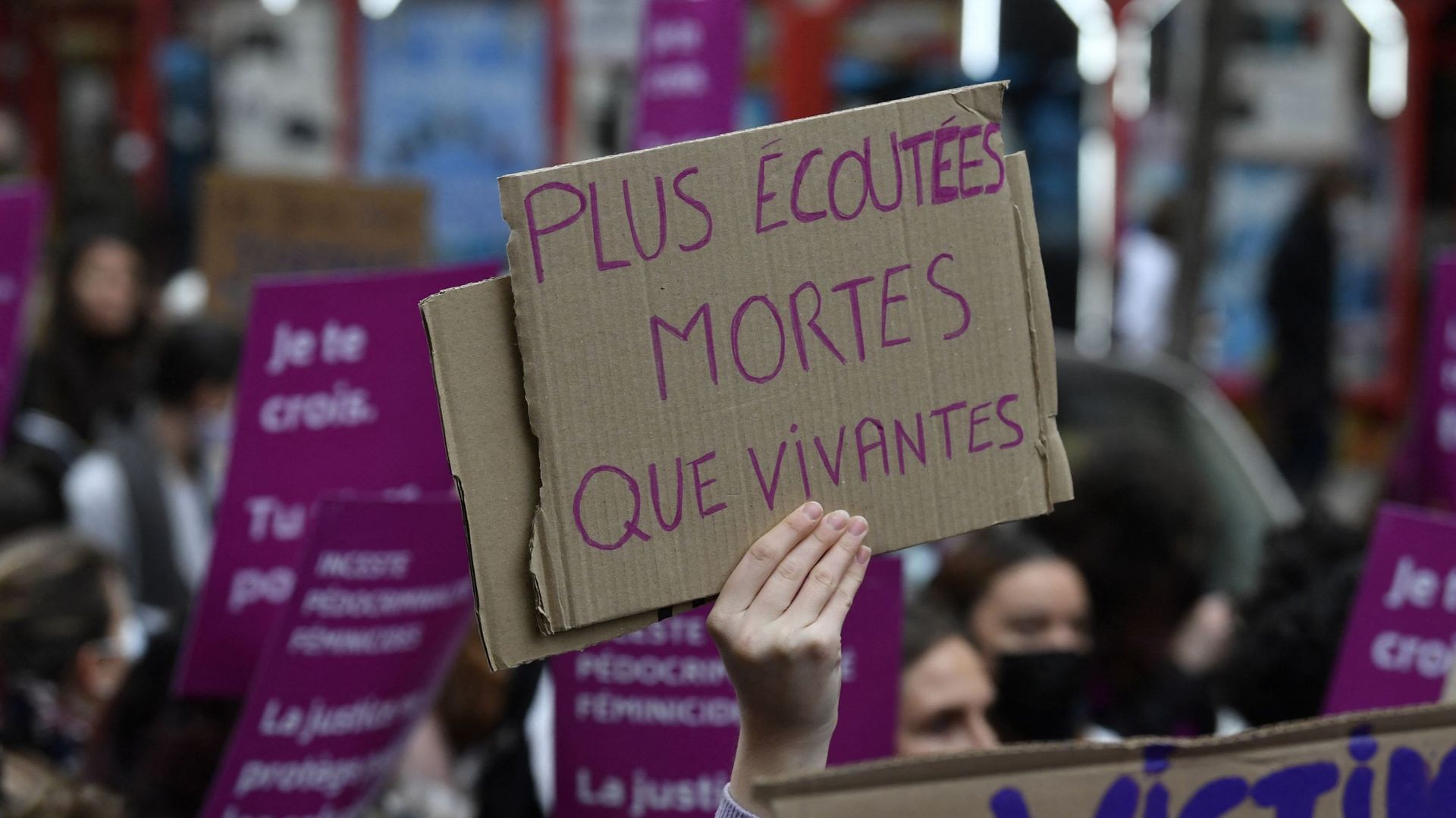3 JOURS DE SANG ET D&rsquo;ABUS : Une jeune femme kidnappée, droguée et violée pendant 72 heures par des migrants gambiens, maliens et nigérians à Rome
