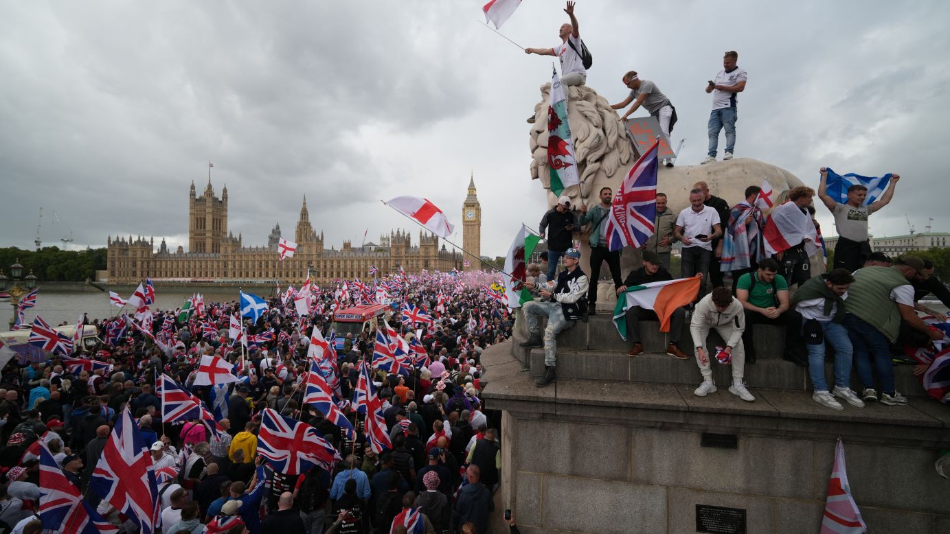 50 000 manifestants s’unissent pour un défilé anti-immigration à Londres