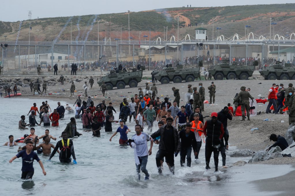 Ceuta : les espions marocains dissimulés parmi les migrants révèlent une double mission de surveillance