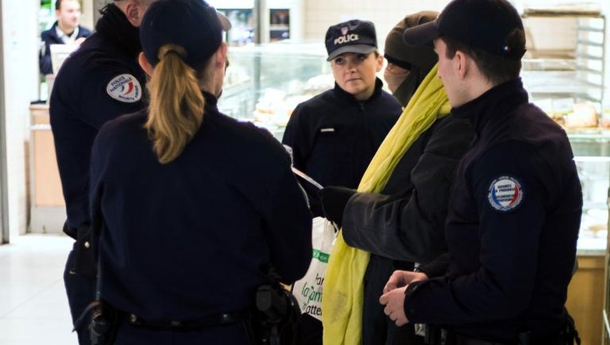 Le permis renversé : une confrontation inédite entre policier et femme voilée à Châtelet