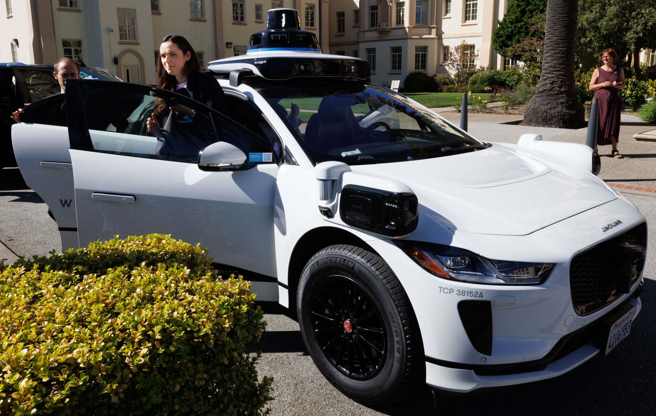 3 000 emplois éliminés par Uber : l&rsquo;investissement massif dans les robotaxis et les défis pour les chauffeurs indépendants