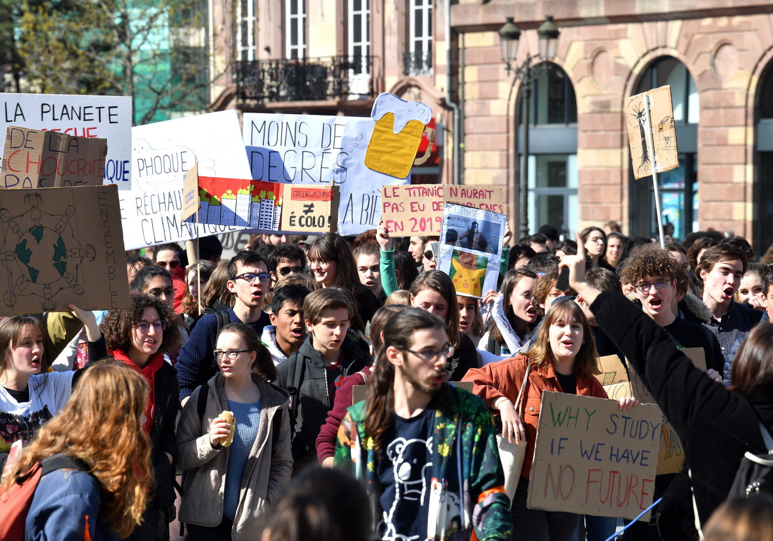 Les jeunes manifestent : une distraction pour cacher l&rsquo;effondrement économique français