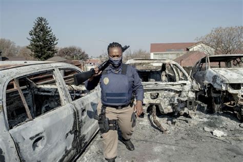 Incendies et pillages en pleine crise : 24 voitures brûlées à Soweto et Durban lors des manifestations contre l&rsquo;immigration