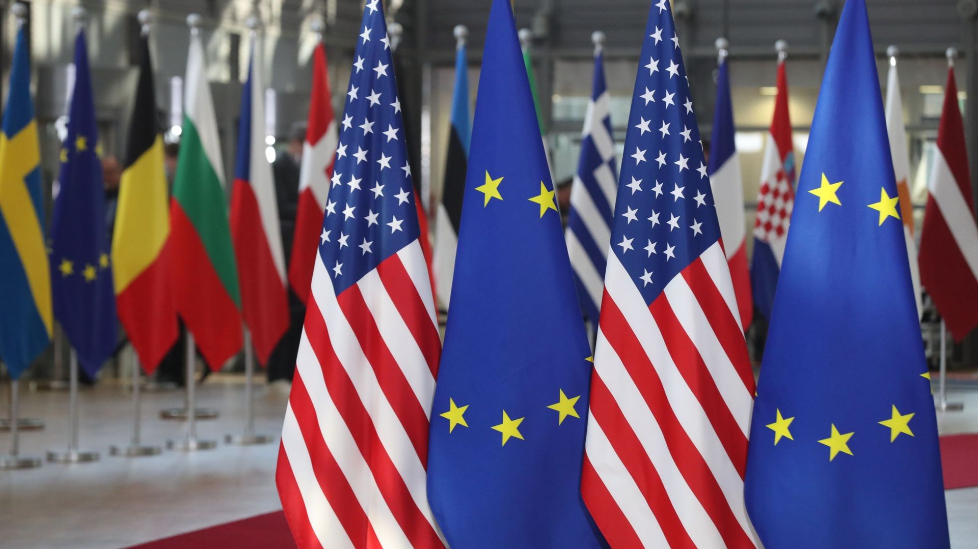 La ligne étroite : les États-Unis face à un dilemme crucial pour 100 000 réfugiés ukrainiens