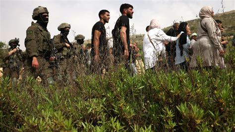 Dans un acte de violences sans précédent, des colons israéliens blessent une délégation européenne à Taybeh